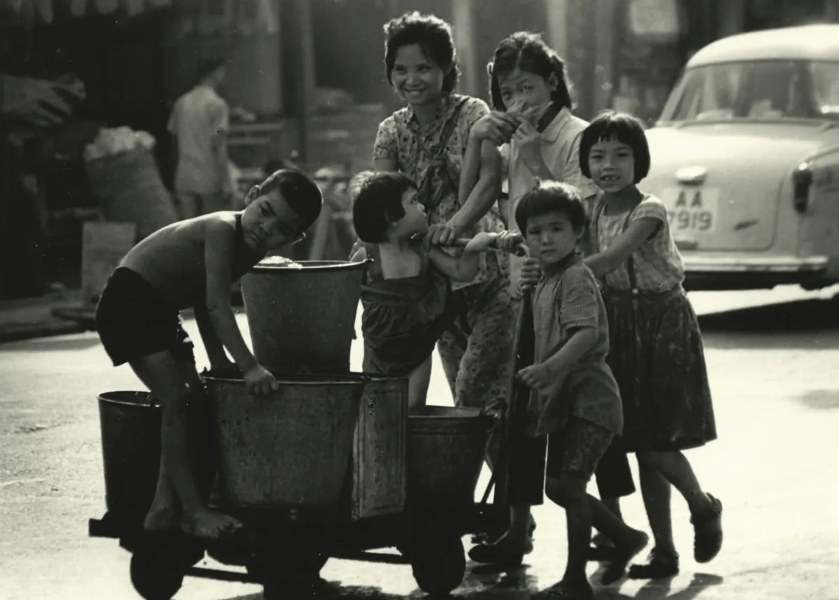 影像(地域相册)!香港!山頂球賽(舊山頂道),1968! 六十年代太平山下香港島,1960年代(雙聯作),1965! 自得其樂(深水埗街頭),1963!